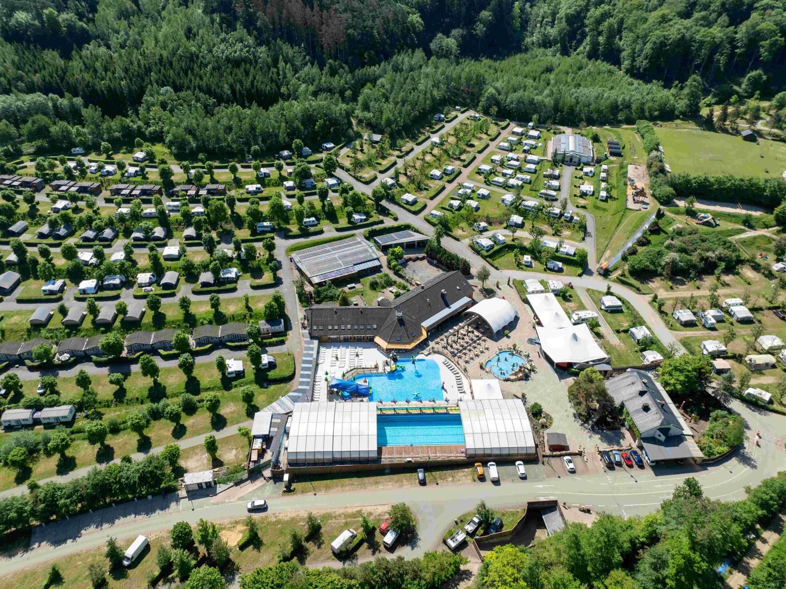 Beheizen des Schwimmbads durch Solarkollektoren, kombiniert mit einer industriellen Wärmepumpe beim Camping „Nommerlayen“