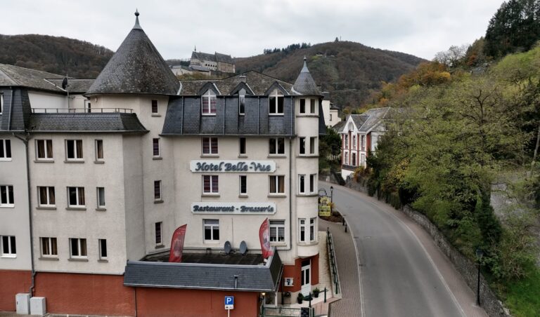 Les solutions de chauffage durable de l’hôtel Belle Vue : chaudière à bois, panneaux solaires et récupération de chaleur